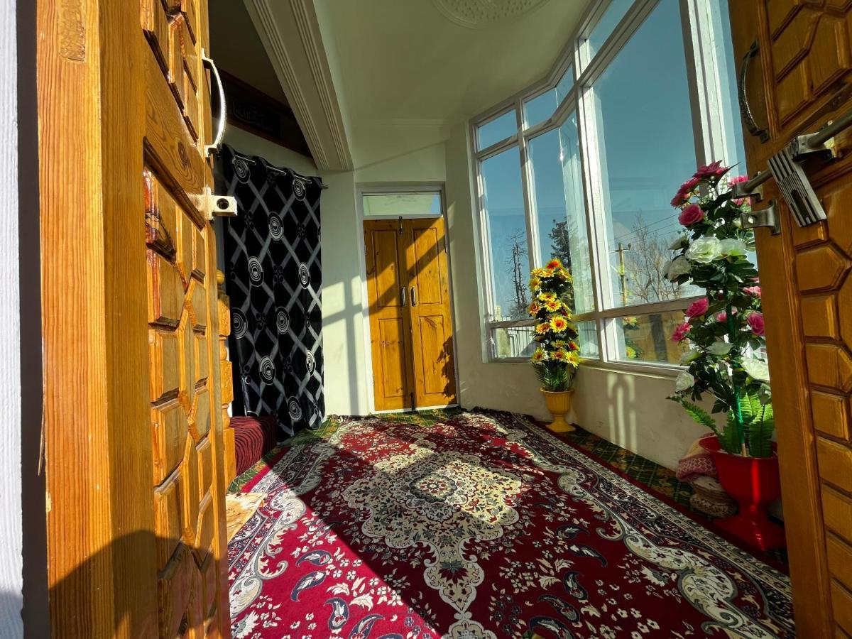 Everest Guest House Gulmarg Buitenkant foto