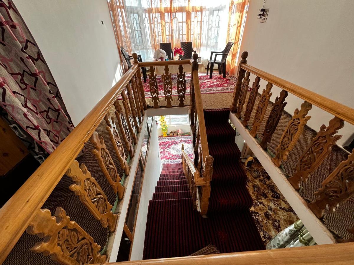 Everest Guest House Gulmarg Buitenkant foto