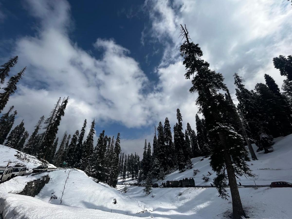 Everest Guest House Gulmarg Buitenkant foto