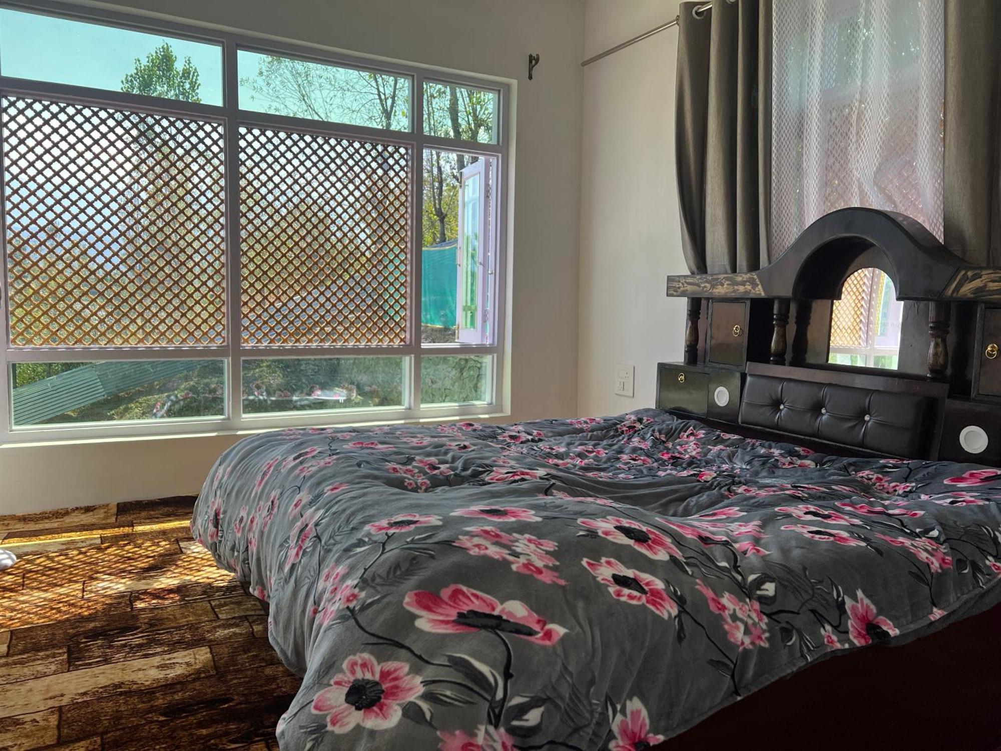 Everest Guest House Gulmarg Buitenkant foto