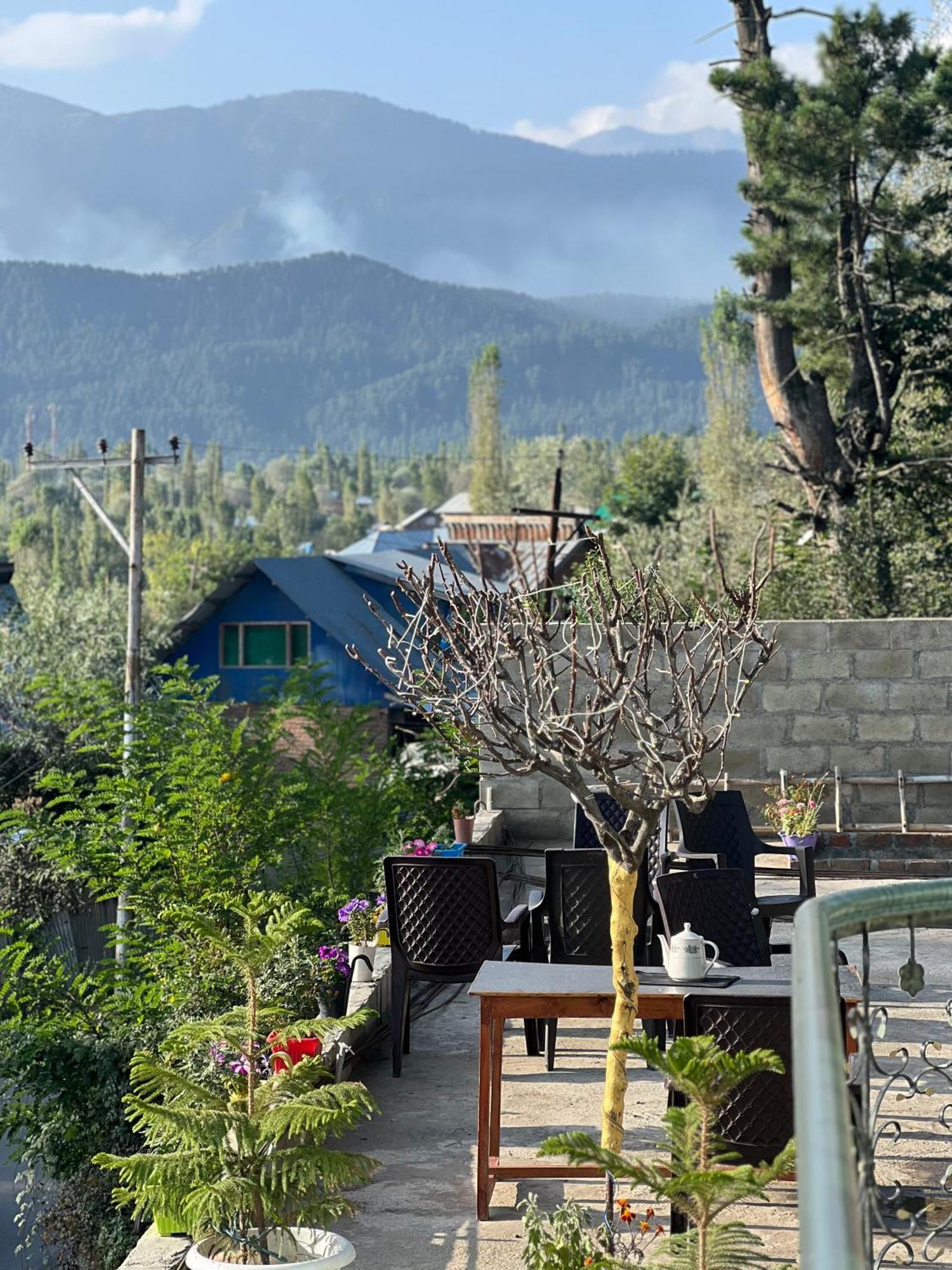 Everest Guest House Gulmarg Buitenkant foto