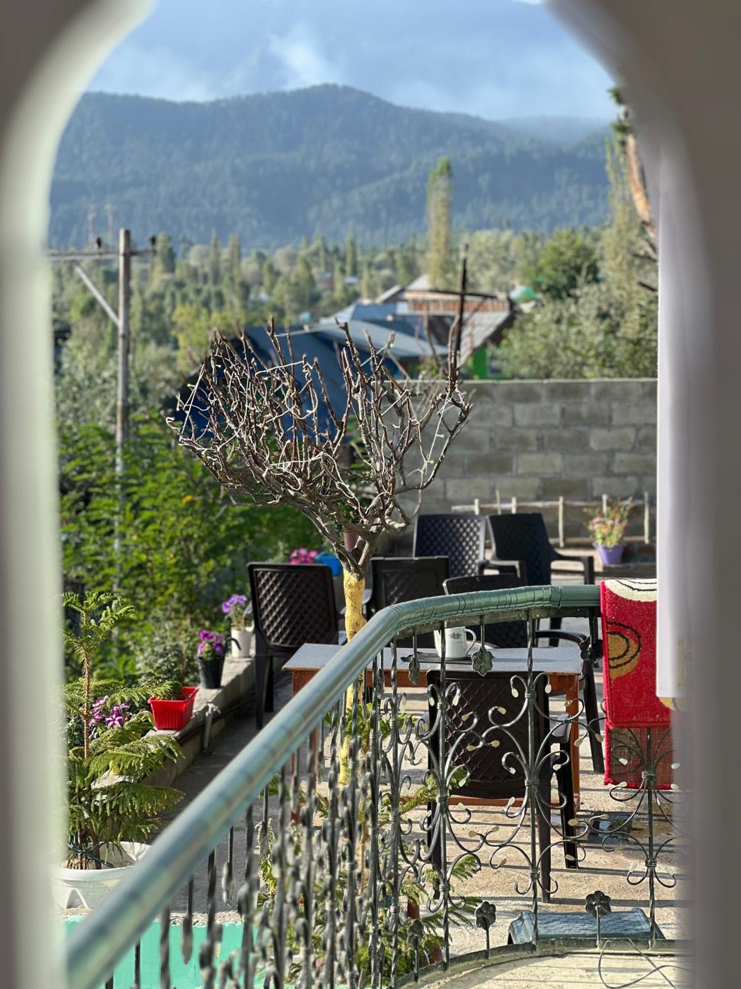 Everest Guest House Gulmarg Buitenkant foto