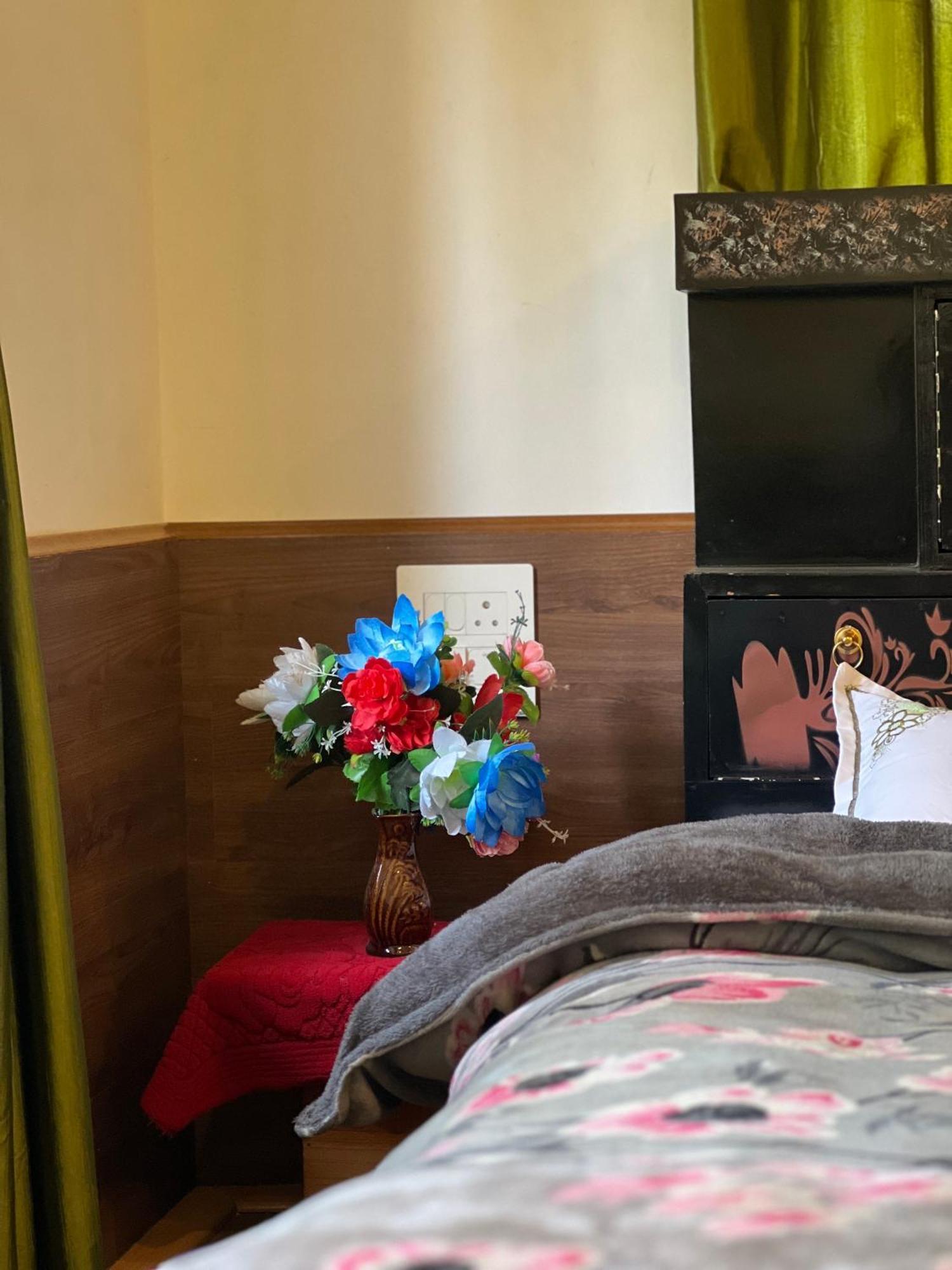 Everest Guest House Gulmarg Buitenkant foto