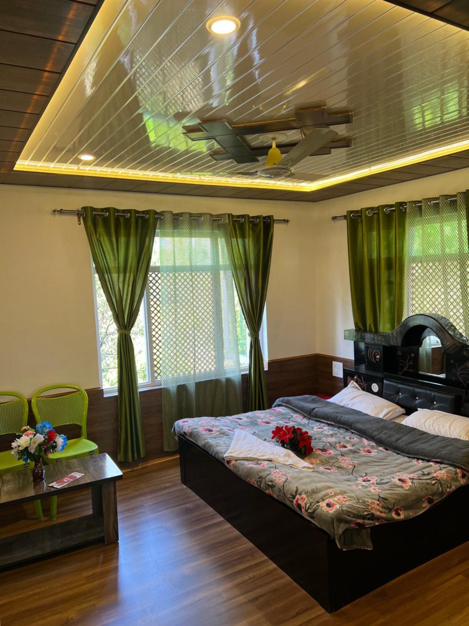 Everest Guest House Gulmarg Buitenkant foto