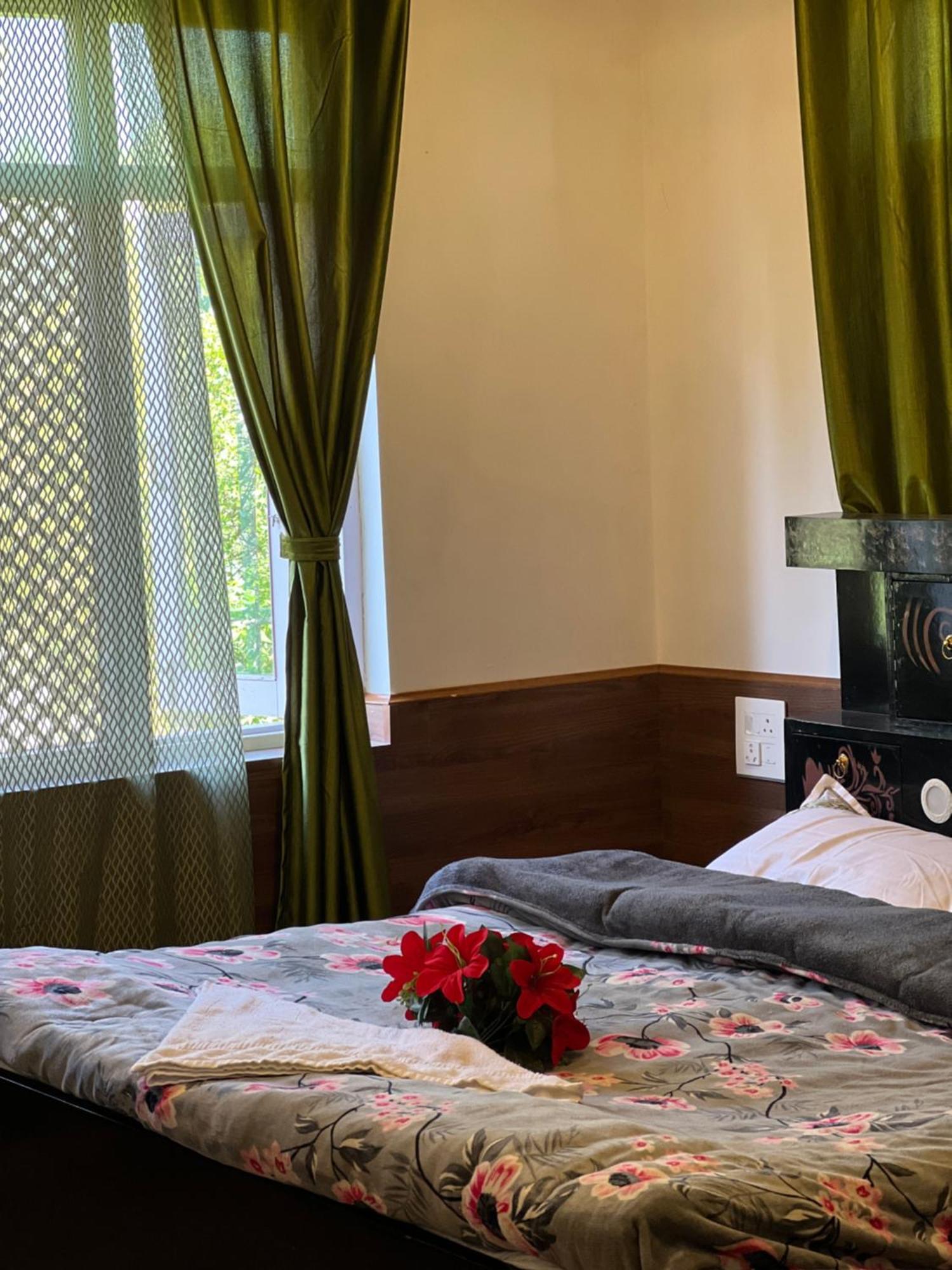 Everest Guest House Gulmarg Buitenkant foto