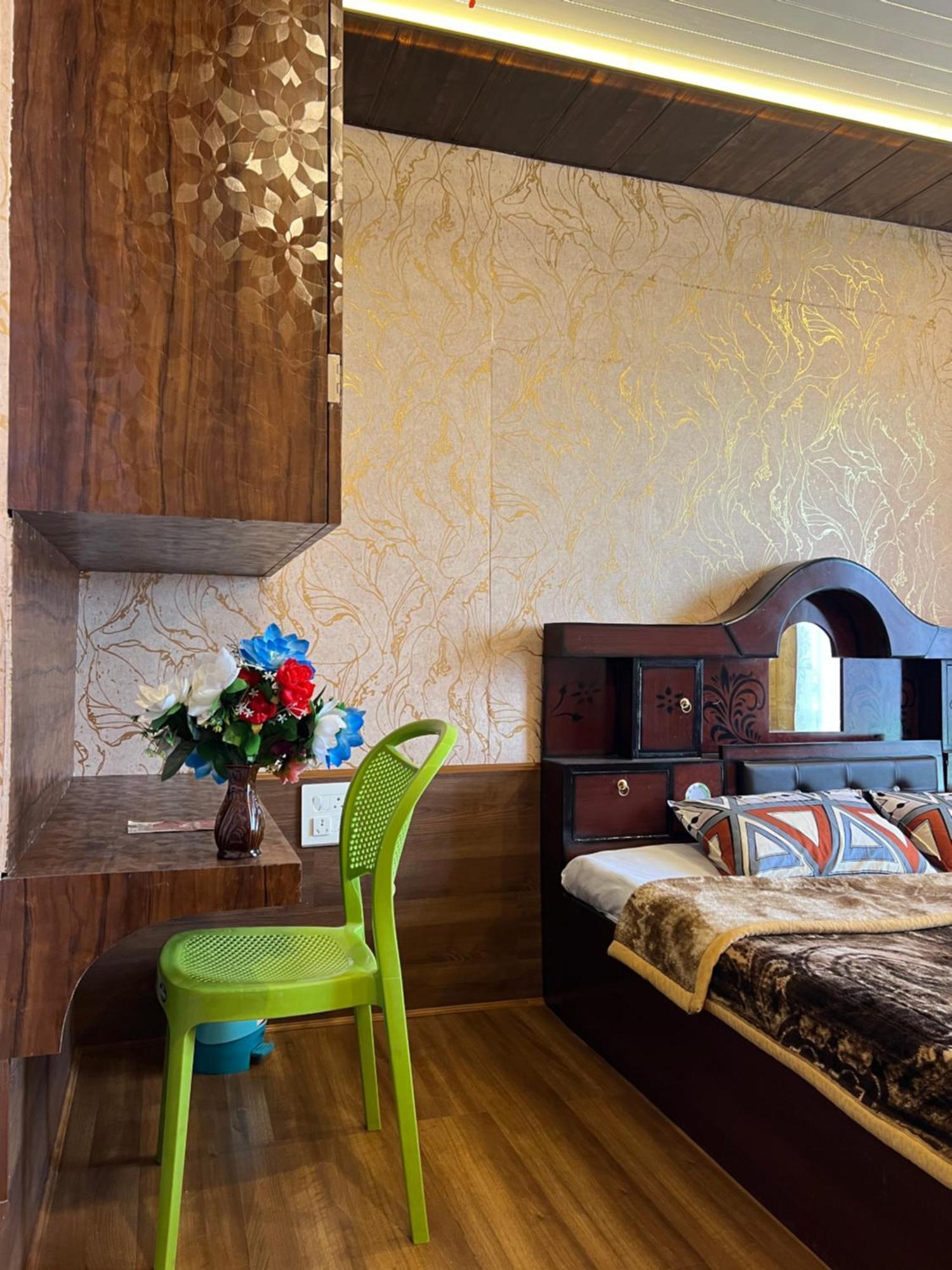 Everest Guest House Gulmarg Buitenkant foto